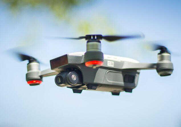 Yangında mahsur kalanları kurtarmak için drone yaptılar