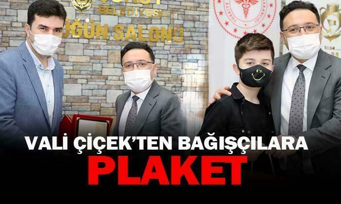 Vali Çiçek’ten bağışçılara plaket