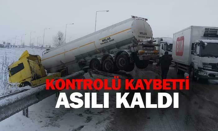 Kayan tanker bariyerleri yıkıp şarampolde askıda kaldı