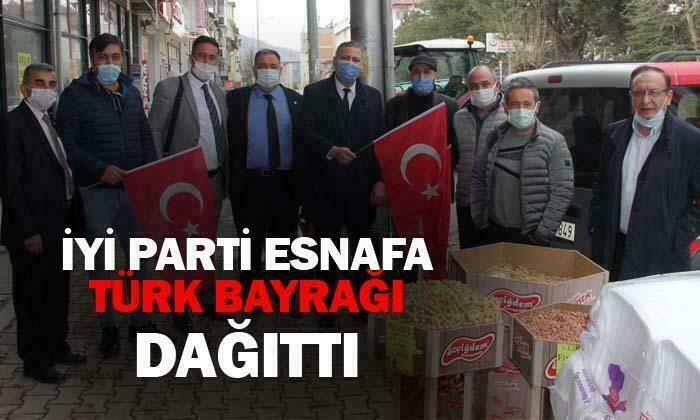 İYİ Parti esnafa Türk bayrağı dağıttı