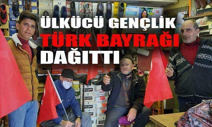 Ülkü Ocakları Afyon’da Türk bayrağı dağıttı