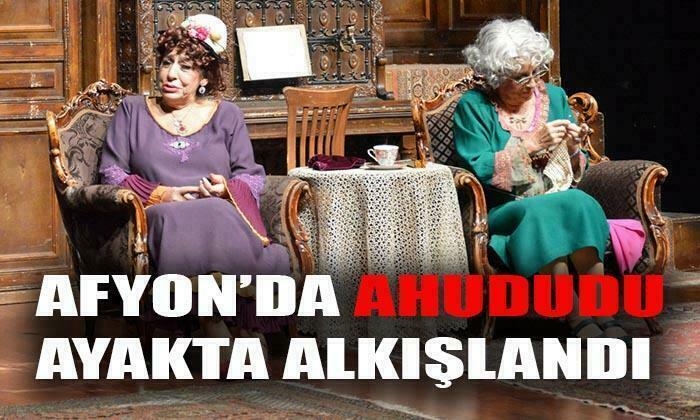 Afyon’da usta oyuncular Ahududu ile ayakta alkışlandı