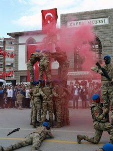 Afyon'un kurtuluşu böyle kutlandı. Afyonkarahisar'ın düşman işgalinden kurtuluşunun 100. yıl dönümü dolayısıyla Zafer Meydanı’nda Kurtuluş Günü Kutlama Programı düzenlendi.