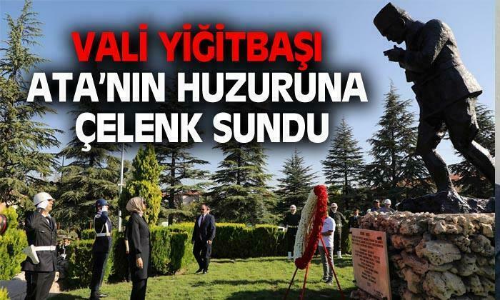 Vali Kübra Güran Yiğitbaşı Ata’nın huzuruna çelenk sundu