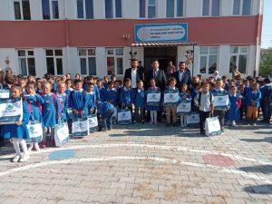 Yaylabağı Belediye Başkanı Niyazi Akgedik, okulların açılması ile birlikte geleneksel hale gelen kırtasiye malzemesi dağıtımını bu yılda sürdürdü. 2014 seçimlerinde öğrenciler için vaat ettiği kırtasiye desteğine devam eden Akgedik önceki gün 310 öğrenciye tüm ihtiyaçlarını karşılayacak kırtasiye paketi dağıttı.