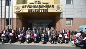 Başkan Zeybek, engelli bireylerin yüzünü güldürdü