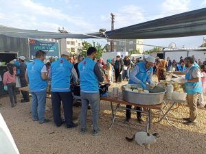 Afyonkarahisar ekipleri Kırıkhan'da iftar sofrası kurdu