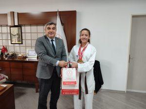 Müdür Sünnetci’de başarılı sporcuya ödül
