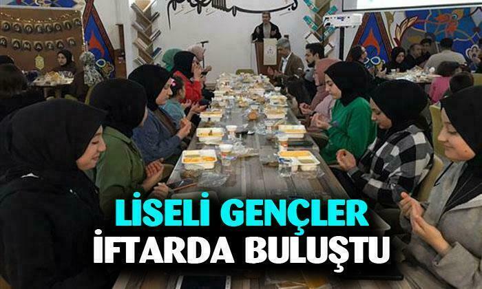 Afyonkarahisarlı liseli gençler iftarda buluştu