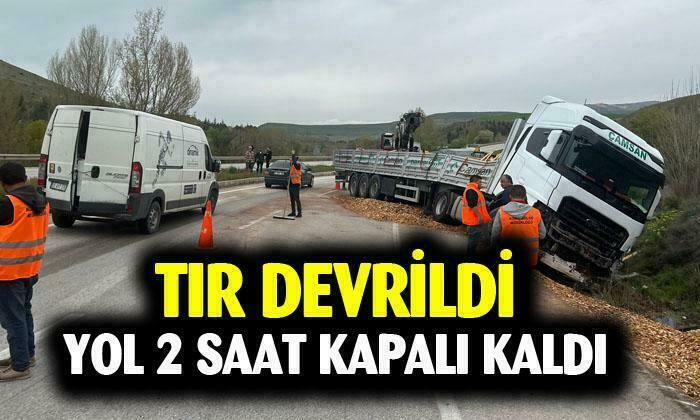 Afyonkarahisar’da tır devrildi yol 2 saat kapalı kaldı