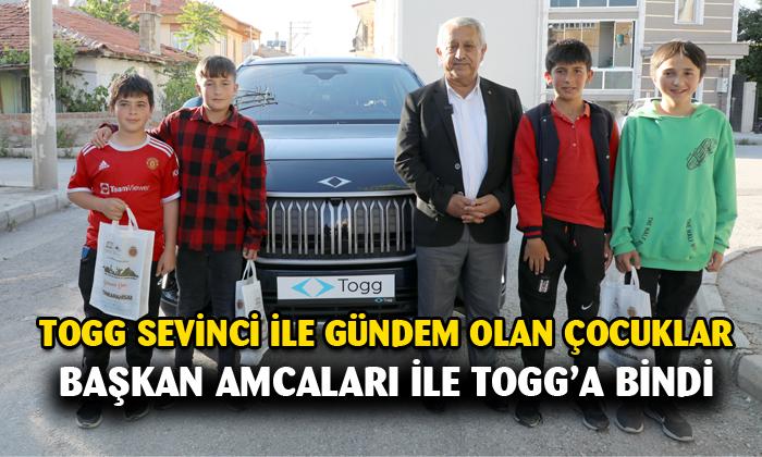 BAŞKAN ZEYBEK TOGG SEVİNCİ İLE GÜNDEM OLAN ÇOCUKLARI GEZDİRDİ 