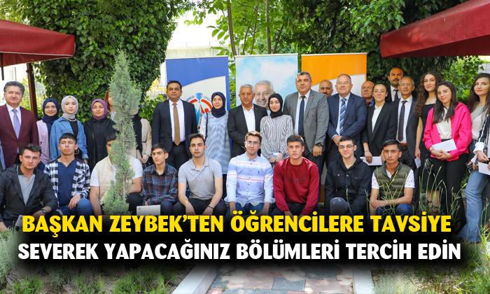 Başkan Zeybek’ten öğrencilere tavsiye: “Severek yapacağınız işi tercih edin”