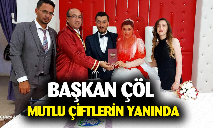 Sandıklı Belediye Başkanı Mustafa Çöl, mutlu çiftlerin yanında