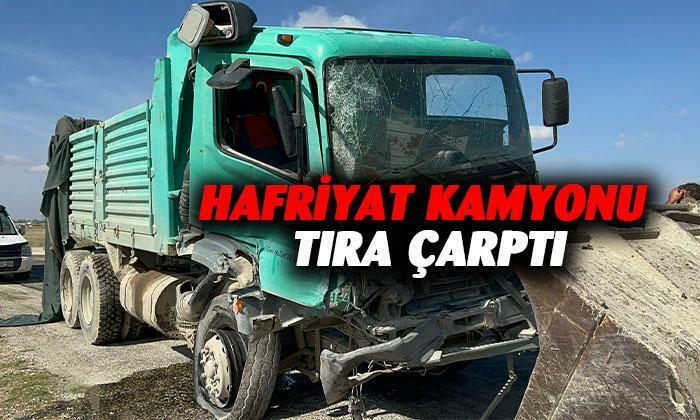 Afyon’da hafriyat kamyonu tıra çarptı