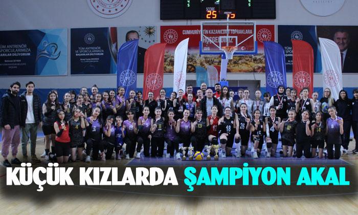 Küçük Kızlar Voleybol Liginde Şampiyon AKAL