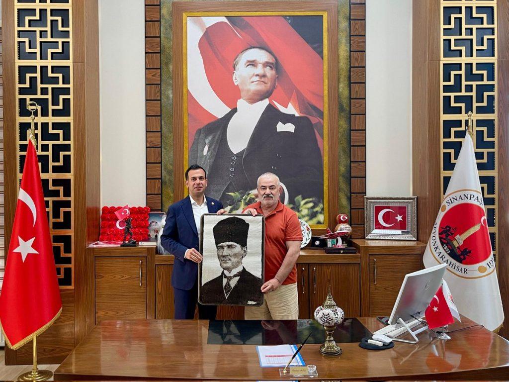 Ali Kalkan, Sinanpaşa Kaymakamı Emrah Aslan’ı Ziyaret Etti