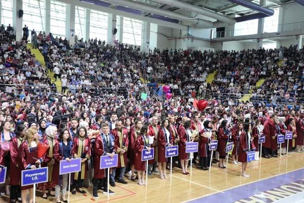AFSÜ’de Bin Öğrenci Mezuniyet Coşkusu Yaşadı