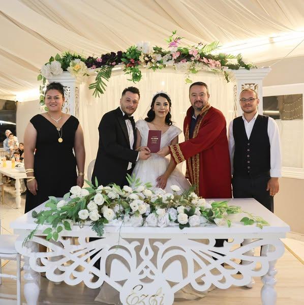 Başkan çiftlerin yanında