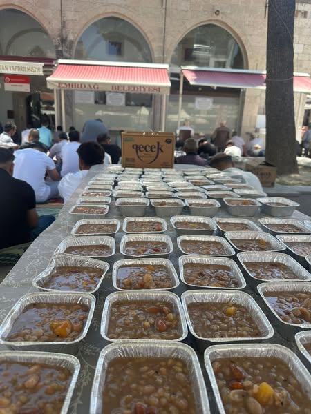 Emirdağ Belediyesi Geleneksel Aşure İkramıyla Dayanışmayı Güçlendirdi