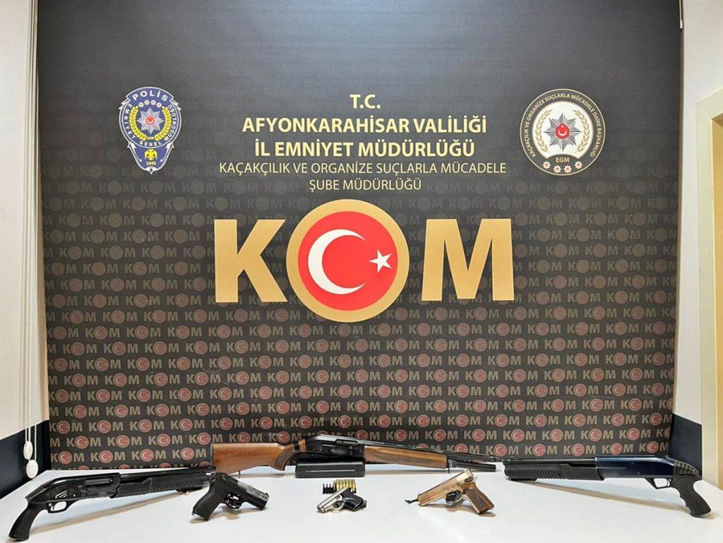 Afyonkarahisar’da Kaçak Silah Operasyonu: 3 Tabanca Ele Geçirildi