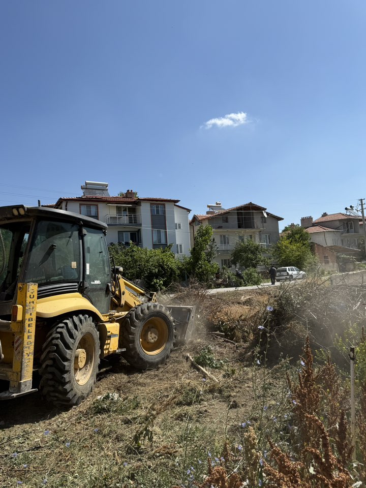 Şuhut’ta Zafer Mahallesi’nde Topyekûn Mahalle Temizliği Çalışmaları Devam Ediyor